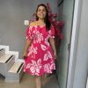 fundo rosa folhas brancas