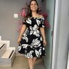 fundo preto folhas brancas